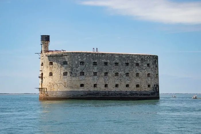 FloMakeMyTrip's tweet photo. On connait tous les sempiternels préparatifs de voyage en Charente-Maritime : où dormir, où manger, comment se déplacer. Blablabla. Même si cela a du (très) bon, pourquoi ne pas, pour une fois, répondre à toutes ces questions d’un coup. Comment ? 
#voyage
https://t.co/8dbSBYXxPZ https://t.co/Wv4frzxbl8