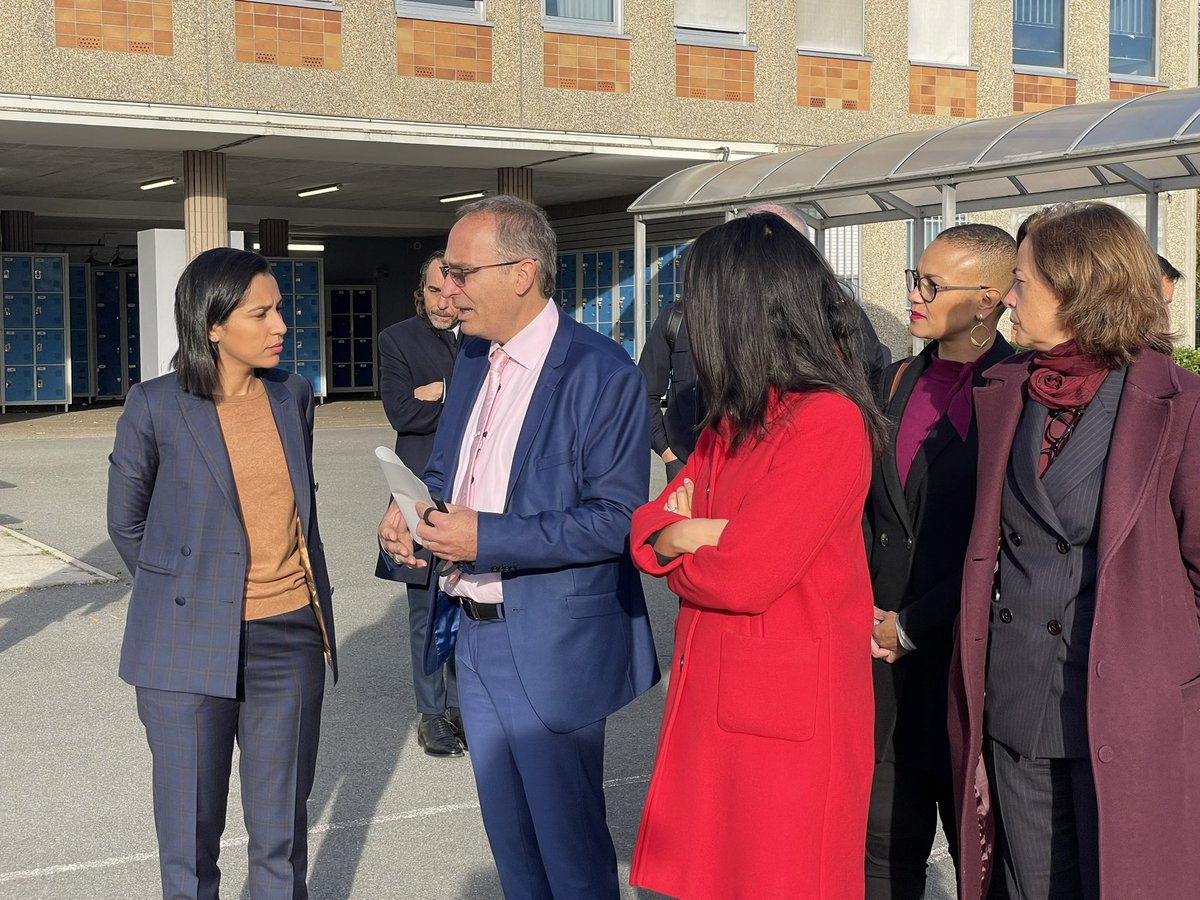Prefet95's tweet photo. 📚@sarahelhairy, secrétaire d’État auprès de @Armees_Gouv &amp; @education_gouv, au collège Épine Guyon à Franconville
➡️ Au programme : échange avec les équipes éducatives, les parents d’élèves et les représentants des collègiens, dans le cadre du Conseil national de la refondation https://t.co/I8OpkZTO3R