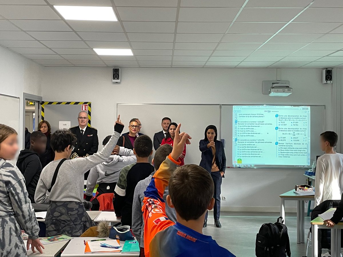 Prefet95's tweet photo. 📚@sarahelhairy, secrétaire d’État auprès de @Armees_Gouv &amp; @education_gouv, au collège Épine Guyon à Franconville
➡️ Au programme : échange avec les équipes éducatives, les parents d’élèves et les représentants des collègiens, dans le cadre du Conseil national de la refondation https://t.co/I8OpkZTO3R