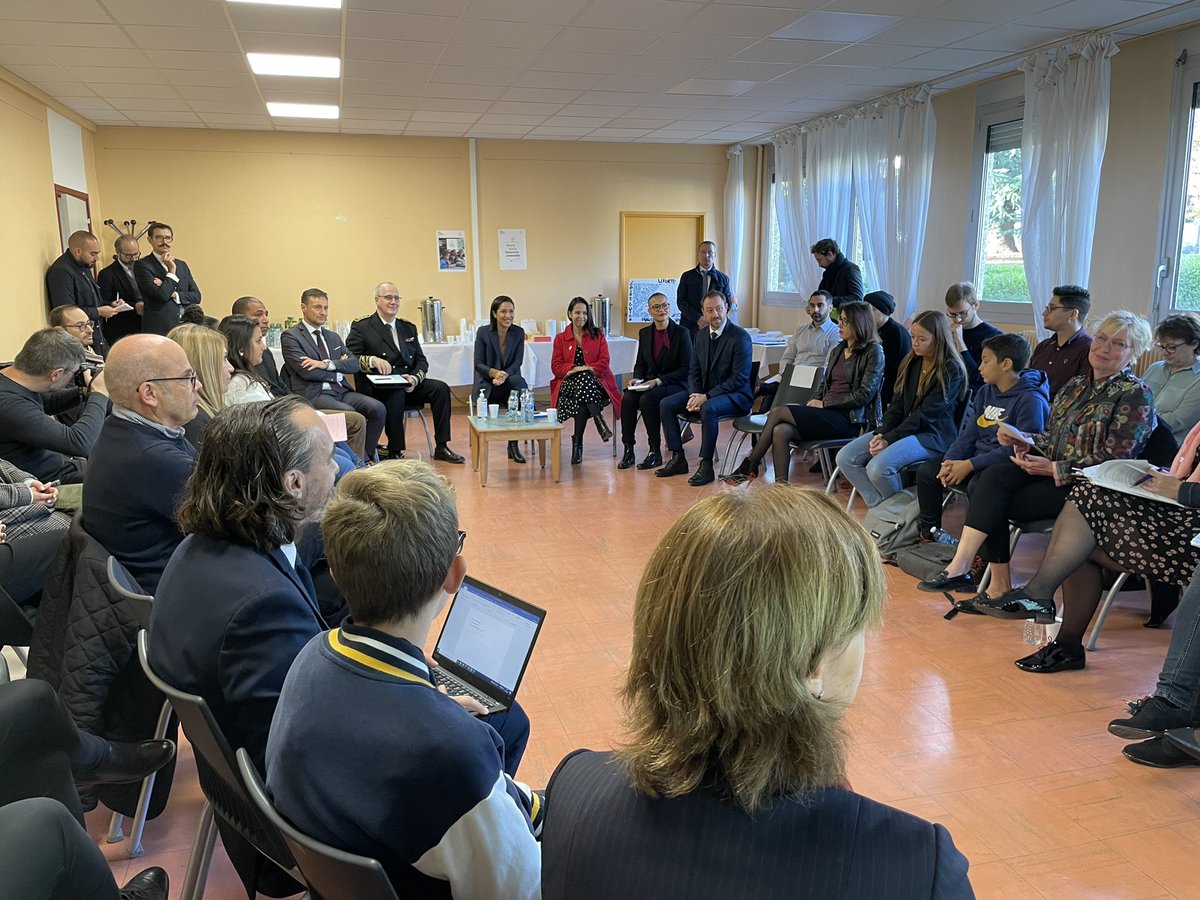 Prefet95's tweet photo. 📚@sarahelhairy, secrétaire d’État auprès de @Armees_Gouv &amp; @education_gouv, au collège Épine Guyon à Franconville
➡️ Au programme : échange avec les équipes éducatives, les parents d’élèves et les représentants des collègiens, dans le cadre du Conseil national de la refondation https://t.co/I8OpkZTO3R