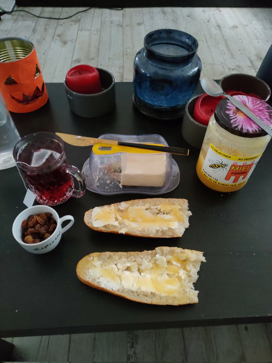 dichromatique's tweet photo. Je veux bien faire la grève mais c'est après le p'tit déj' 🤔 #GreveGenerale https://t.co/n5LXmMWIIi