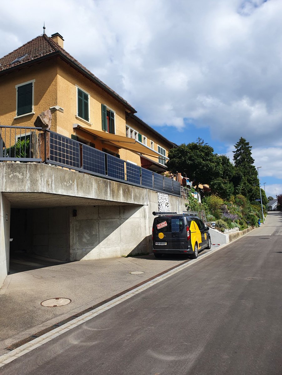 GmbhLowel's tweet photo. Solargeländer von @3ssolarswiss, klein aber oho! Sieht gut aus und macht erst noch Strom! https://t.co/Tc0HG6ZBor