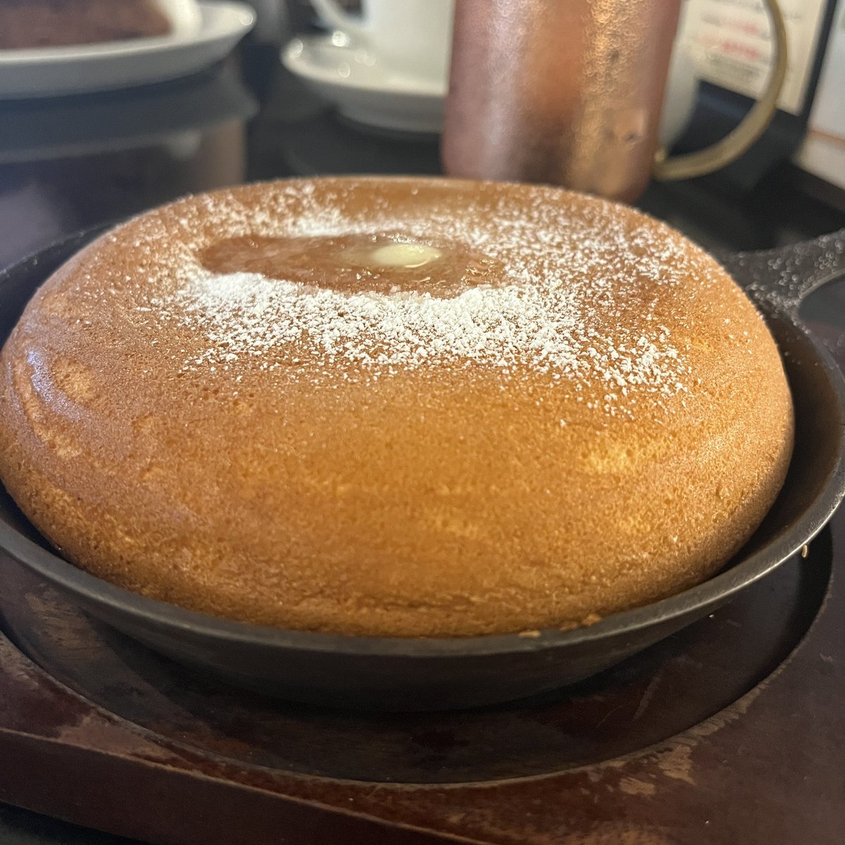 asm_pancake's tweet photo. 選りすぐりの本と珈琲に出会える池袋駅直結「梟書茶房」さん🦉🤍

バターがじゅんわり染み込んだふっかふかのパンケーキが最高すぎた🤦🏻‍♀️！これで638円はコスパ良すぎ…！

ドトール系列なので珈琲も美味しいよっ！ https://t.co/MupSf6JqTr