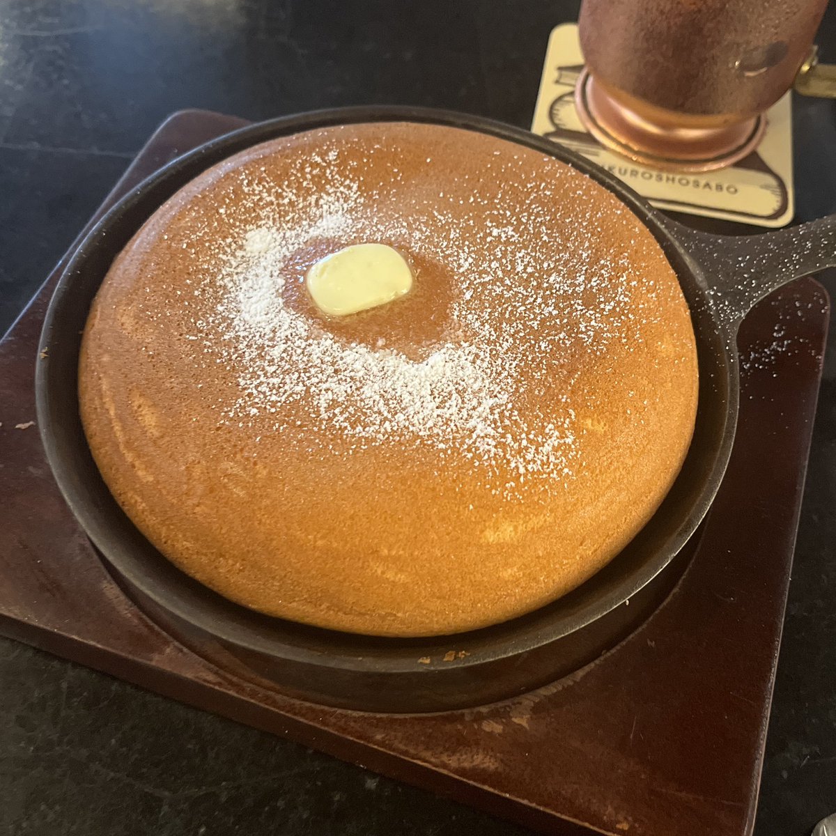 asm_pancake's tweet photo. 選りすぐりの本と珈琲に出会える池袋駅直結「梟書茶房」さん🦉🤍

バターがじゅんわり染み込んだふっかふかのパンケーキが最高すぎた🤦🏻‍♀️！これで638円はコスパ良すぎ…！

ドトール系列なので珈琲も美味しいよっ！ https://t.co/MupSf6JqTr