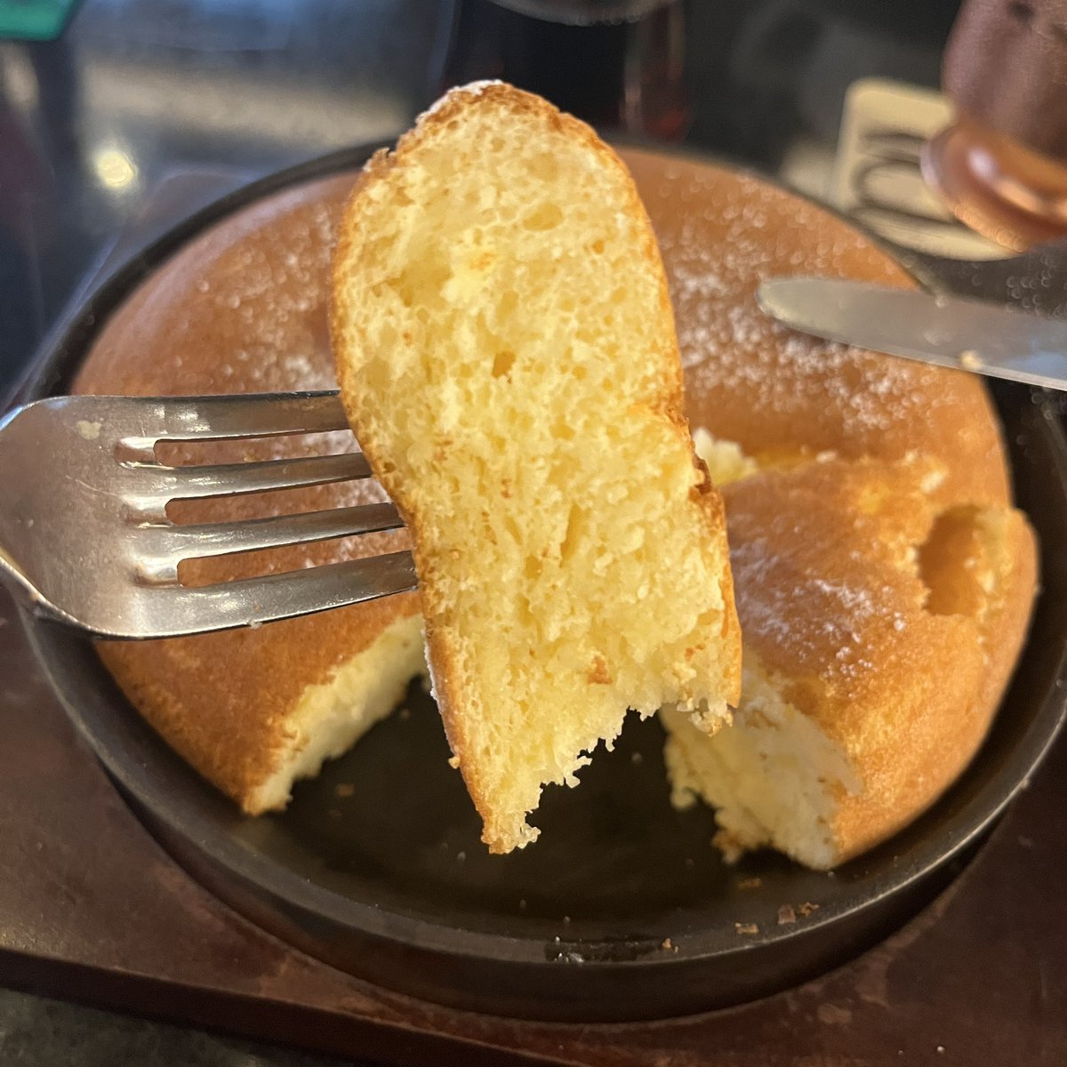 asm_pancake's tweet photo. 選りすぐりの本と珈琲に出会える池袋駅直結「梟書茶房」さん🦉🤍

バターがじゅんわり染み込んだふっかふかのパンケーキが最高すぎた🤦🏻‍♀️！これで638円はコスパ良すぎ…！

ドトール系列なので珈琲も美味しいよっ！ https://t.co/MupSf6JqTr