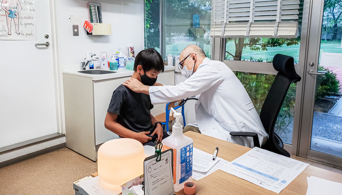lfitokyo's tweet photo. SUITE DE LA #VISITEMEDICALE...
... Pour les élèves de CP et de 6e du #LFITokyo, avec l’#intervention de 2 médecins extérieurs à notre établissement.
#Auprogramme de cette visite, des examens du #coeur, des #poumons, du dos et des #ganglions de chaque élève.
@aefeinfo
@FLTfapee https://t.co/VP6ITkBDiB