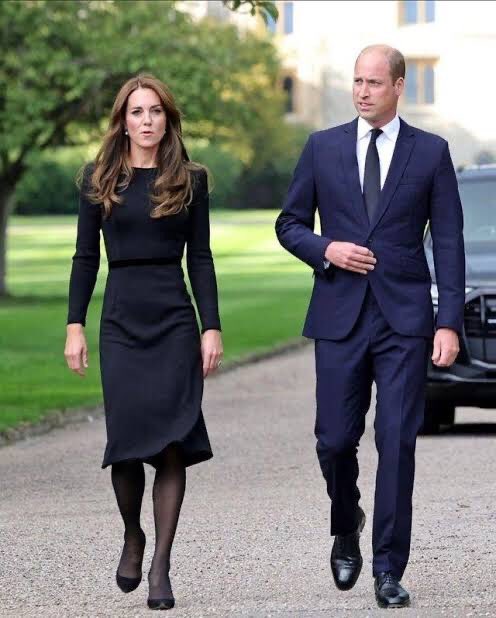 BRFguards's tweet photo. Prince William 💙 Princess Catherine
-The aura of their arrival always emits POWER and CONFIDENCE 
-They have that star power that makes people ‘wow’ and keeps them on staring while smiling at them

#PrinceandPrincessofWales https://t.co/b3f04dGwtH