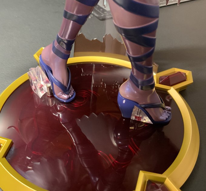 WINGのボンバーガール セピア、右脚のみを台座に普通に嵌めた状態で左脚がこれだけズレてるので、両脚嵌めた状態だとテンションかかりっぱなしになるので経年で確実にサンダルがもげそう 