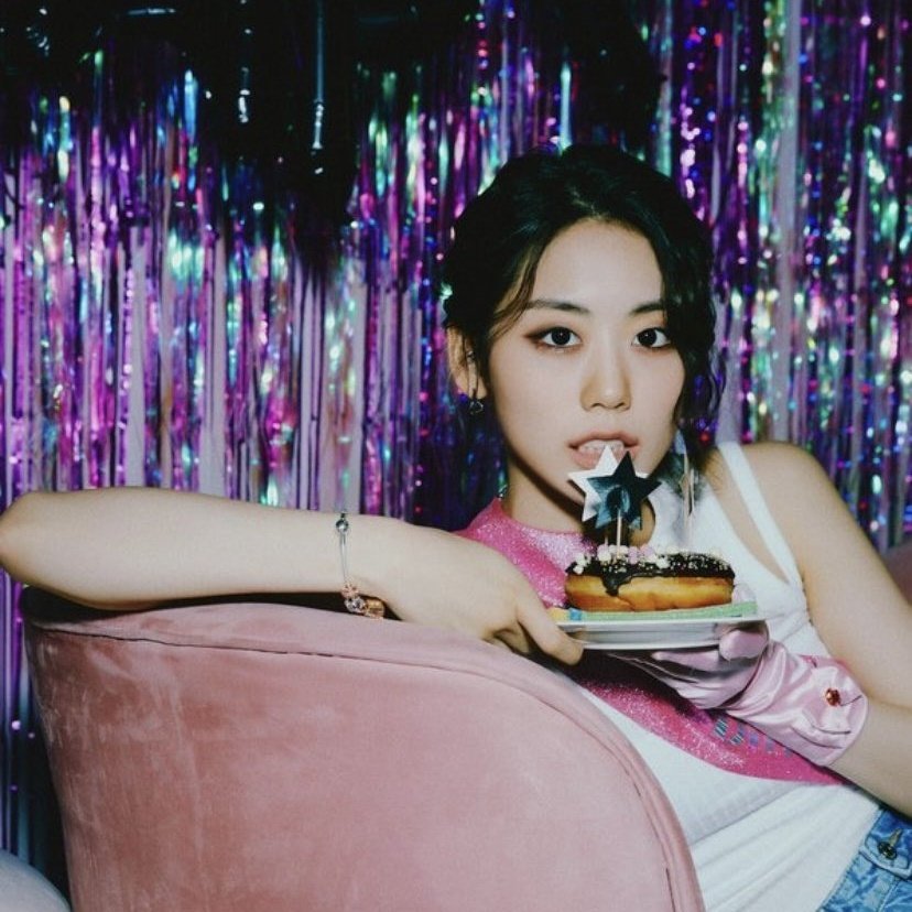 sad birthday ?! 🤨🎉

#WekiMeki #위키미키 #루아 #LUA