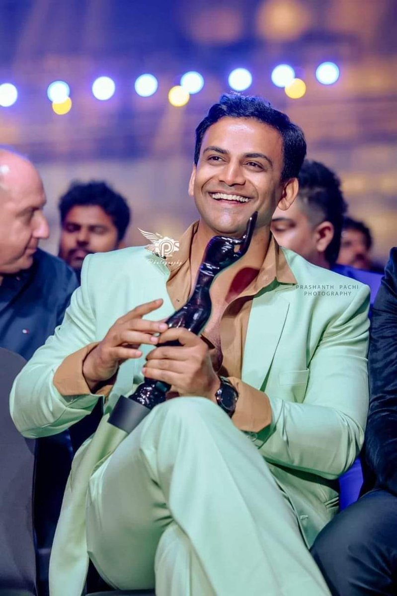 DaaliFans's tweet photo. Congrats bhai 
@Dhananjayaka
67th #ParleFilmfareAwardsSouth2022 
"Best Actor Leading Role" #DAALI @Dhananjayaka for a #BadavaRascal https://t.co/R95mQwRKi8
