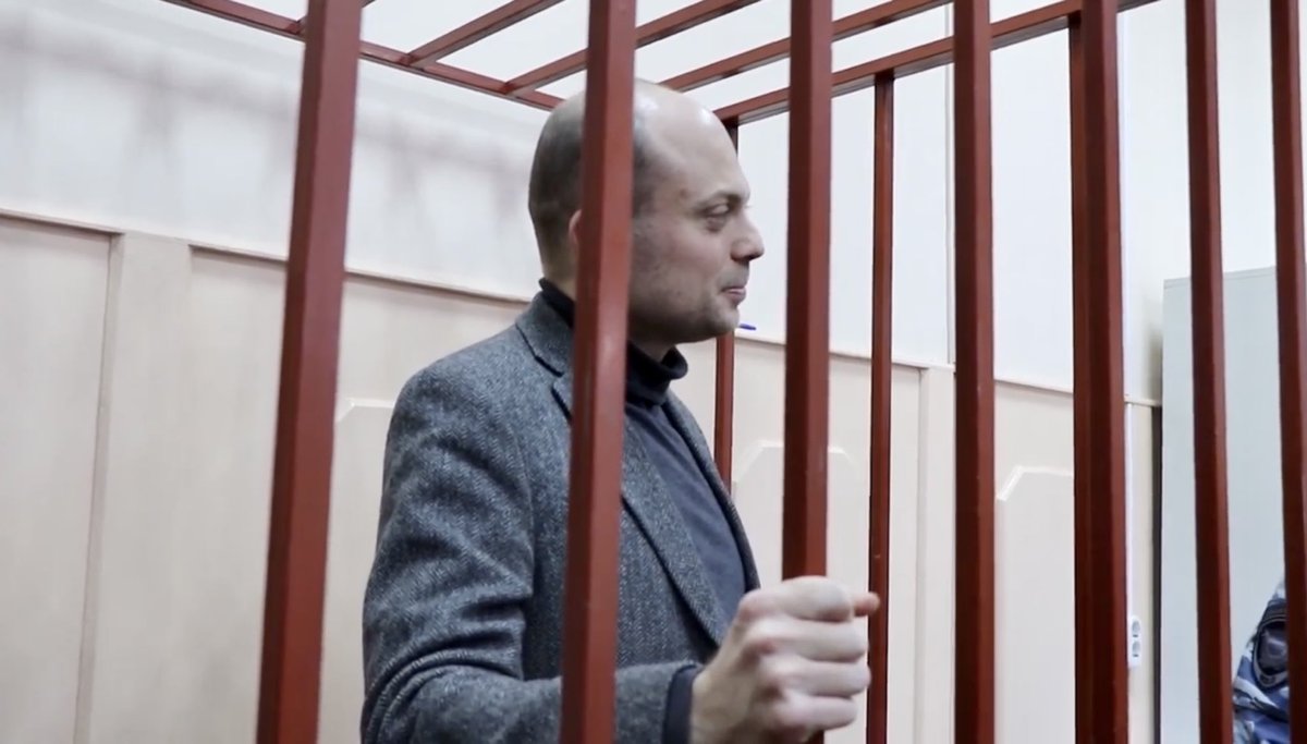 Russian opposition politician ⁦@vkaramurza⁩ in a courtroom cage in Moscow yesterday Arrested in April, denied calls to his family, he’s now been accused of treason - on the basis of 3 speeches including one which highlighted Russia’s persecution of political opponents
