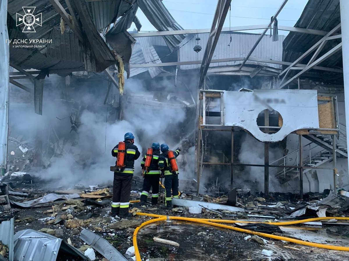 business's tweet photo. - Russia launches fresh strikes in Zaporizhzhia as air-raid sirens sound across Ukraine

- Biden pledges continuing military aid for Ukraine "including advanced air defense systems"

- G-7 leaders sheduled to discuss the conflict on call 

Latest updates: https://t.co/S96vGRE68H https://t.co/rr4CHAdUqO