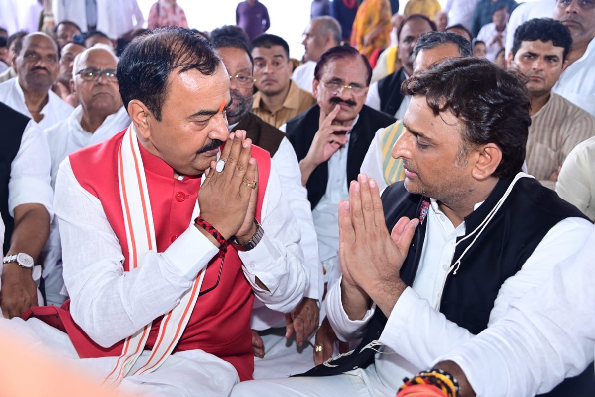 kpmaurya1's tweet photo. आज सैफई इटावा में समाजवादी पार्टी के संस्थापक नेता,पूर्व रक्षा मंत्री व उत्तर प्रदेश के पूर्व मुख्यमंत्री मा0 श्री मुलायम सिंह यादव जी के पार्थिव शरीर पर पुष्पांजलि अर्पित कर भावभीनी श्रद्धांजलि दी तथा श्री @yadavakhilesh जी,श्रीमती @aparnabisht7 जी सहित परिजनों को सांत्वना दिया। https://t.co/KIwhq6fCGI