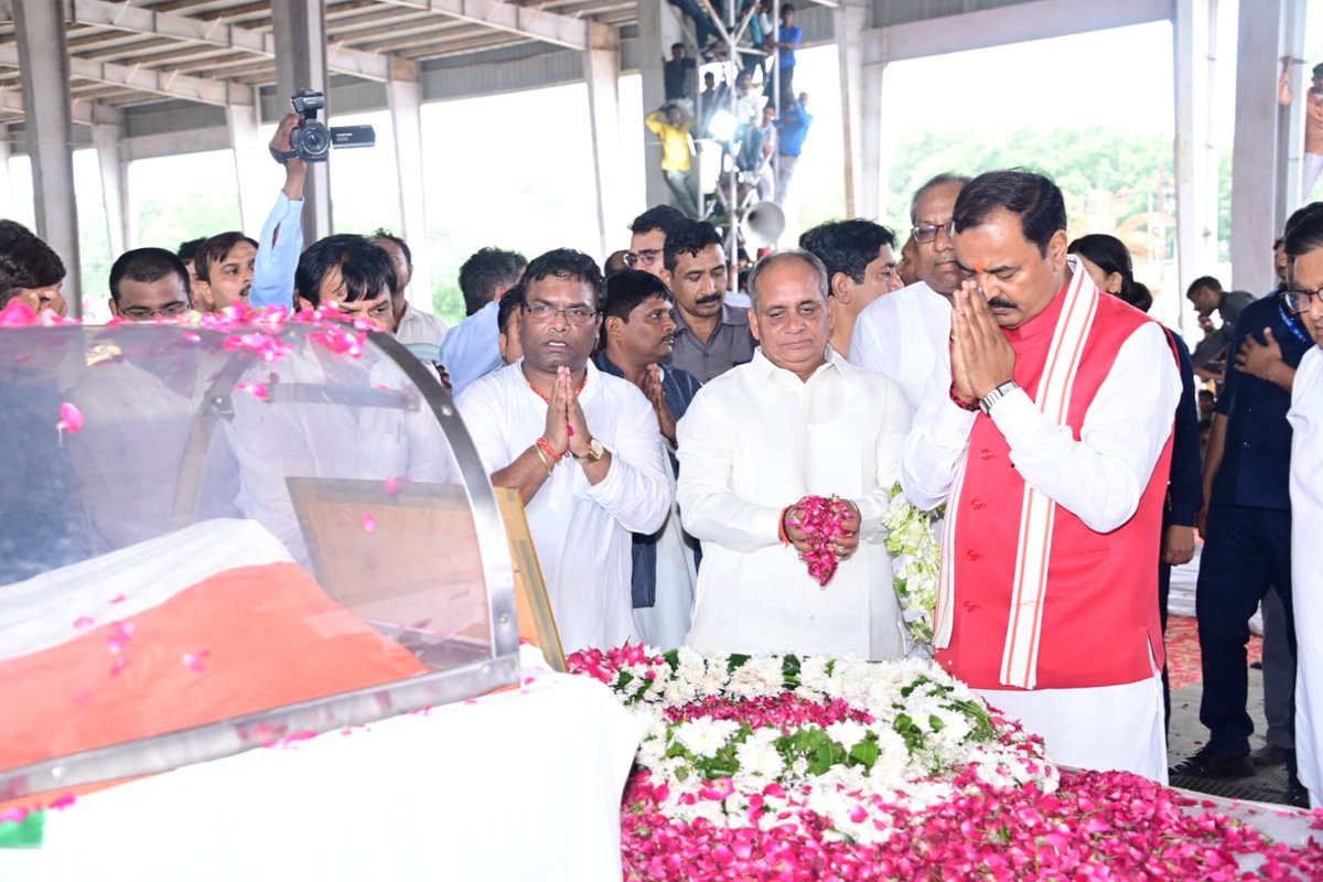kpmaurya1's tweet photo. आज सैफई इटावा में समाजवादी पार्टी के संस्थापक नेता,पूर्व रक्षा मंत्री व उत्तर प्रदेश के पूर्व मुख्यमंत्री मा0 श्री मुलायम सिंह यादव जी के पार्थिव शरीर पर पुष्पांजलि अर्पित कर भावभीनी श्रद्धांजलि दी तथा श्री @yadavakhilesh जी,श्रीमती @aparnabisht7 जी सहित परिजनों को सांत्वना दिया। https://t.co/KIwhq6fCGI