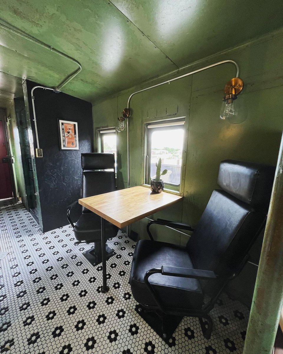 Ashdestination's tweet photo. I love this ‘boose
-original captains chairs restored
-a cartoon looking cactus
-golden hour lighting
-a framed original #santafe magazine ad
I never want to leave.

#Marfa #Caboose #Remodel #vintage #design https://t.co/f204TKZJP7