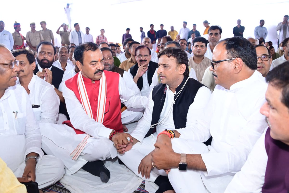 ManishPandeyLKW's tweet photo. अखिलेश जी के दोनो हाथ .. प्रदेश के दोनो उप मुख्यमंत्रियों के साथ । यही हमारे लोक तन्त्र की खूबसूरती है । ईश्वर इस बज्रपात को सहने की शक्ति दे। https://t.co/RQyGGUJpE8