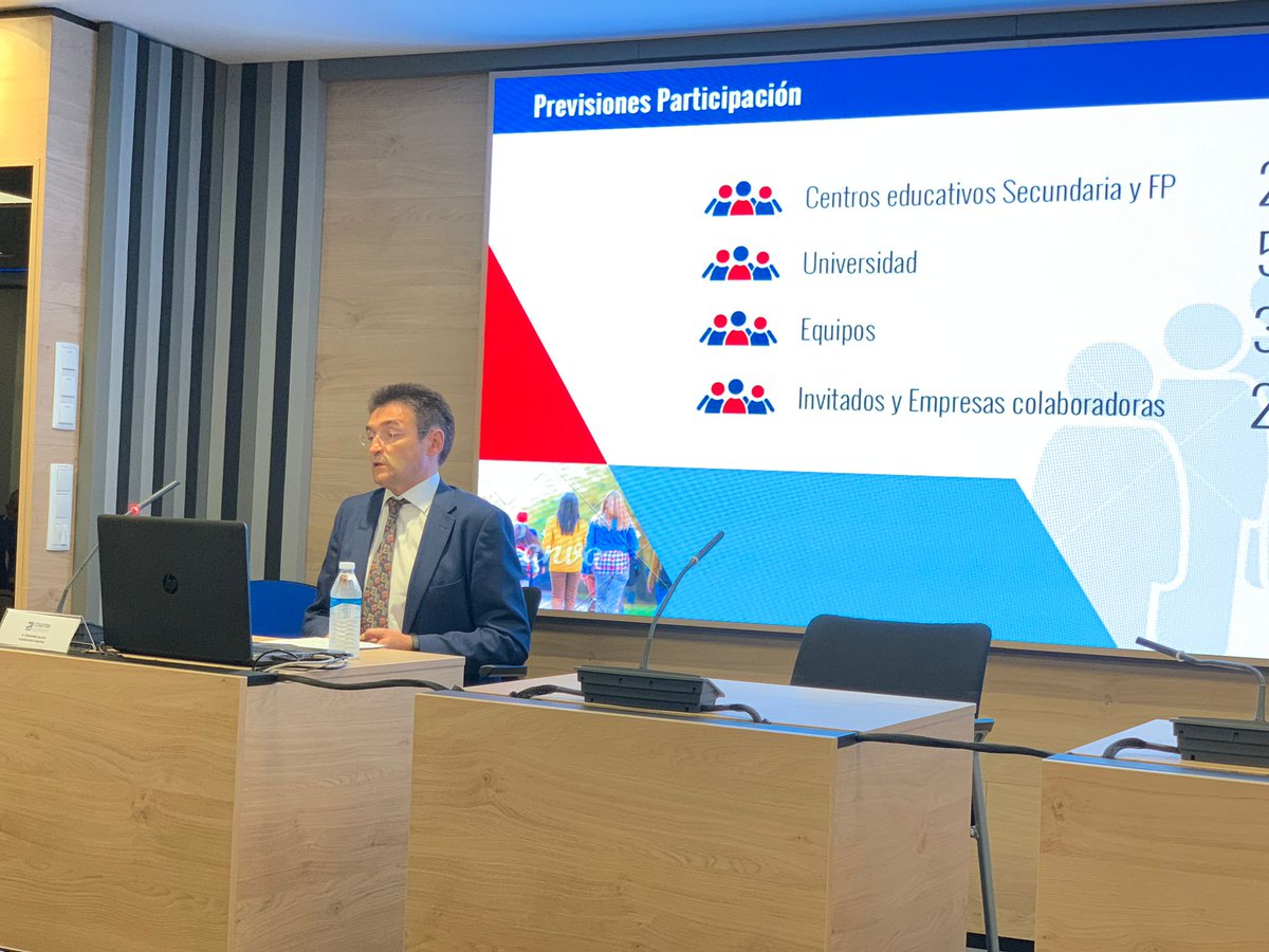 cogitimadrid's tweet photo. Fernando Blaya, vicedecano @cogitimadrid presenta #MadridMotorStudent, proyecto del #COGITIM, que tendrá su gran cita el 20 de octubre en el Jarama donde 13 equipos de 9 universidades madrileñas presentan los prototipos con los que competirán en #FormulaStudent y #MotorStudent. https://t.co/oLQTFyXvm3