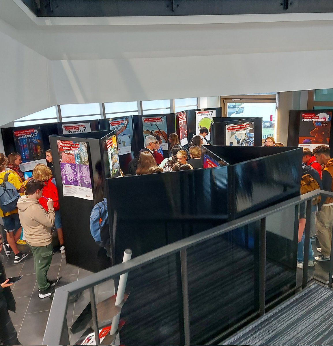 Inria_Bordeaux's tweet image. #FDS2022 La @FeteScience bat son plein chez @Inria_Bordeaux avec le Circuit scientifique Bordelais ! Au programme : ateliers Gang de #neurones de l&apos;équipe Mnemosyne et Qui se ressemble s&apos;assemble de l&apos;équipe Pleiade, et conférence #Chiche de @bgoglin de l&apos;équipe @tadaam_inria !