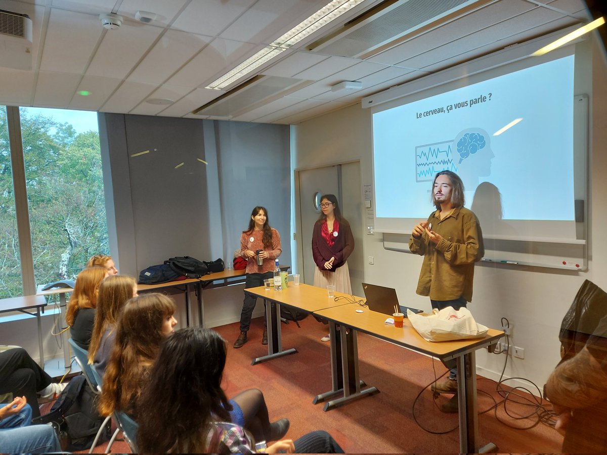 Inria_Bordeaux's tweet image. #FDS2022 La @FeteScience bat son plein chez @Inria_Bordeaux avec le Circuit scientifique Bordelais ! Au programme : ateliers Gang de #neurones de l&apos;équipe Mnemosyne et Qui se ressemble s&apos;assemble de l&apos;équipe Pleiade, et conférence #Chiche de @bgoglin de l&apos;équipe @tadaam_inria !