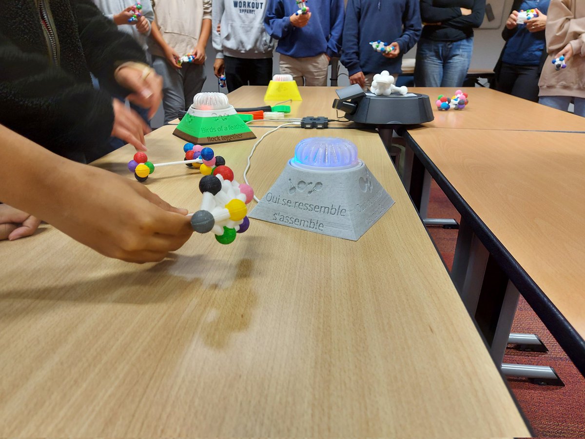 Inria_Bordeaux's tweet image. #FDS2022 La @FeteScience bat son plein chez @Inria_Bordeaux avec le Circuit scientifique Bordelais ! Au programme : ateliers Gang de #neurones de l&apos;équipe Mnemosyne et Qui se ressemble s&apos;assemble de l&apos;équipe Pleiade, et conférence #Chiche de @bgoglin de l&apos;équipe @tadaam_inria !