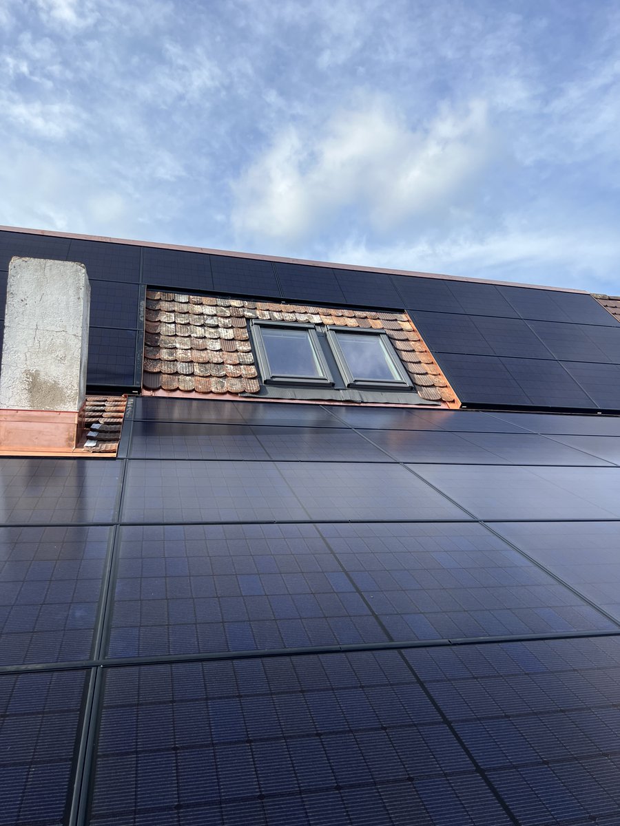 Indach Anlage mit @meyerburger Modulen in schwarz.