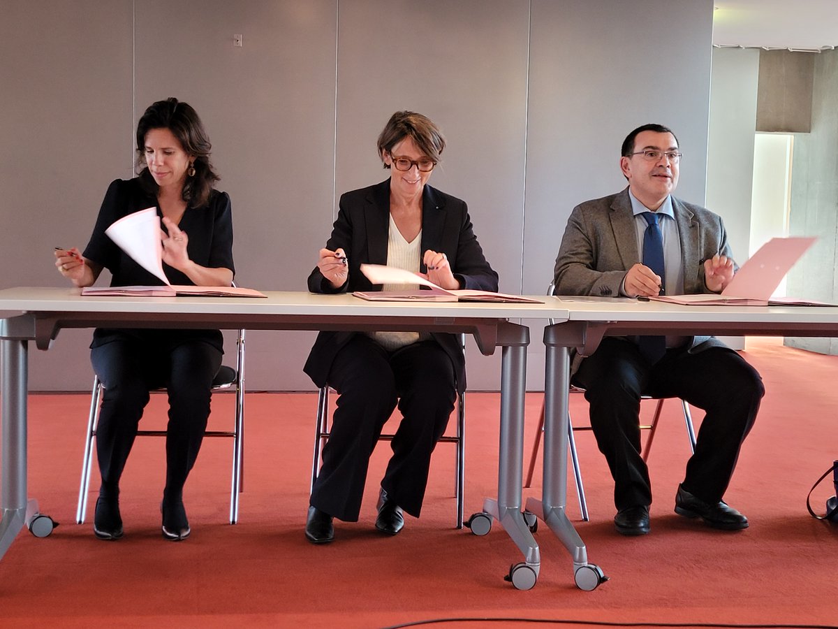 CrousParis's tweet photo. 📌Signature d'un beau partenariat hier avec @laBNF et la Fondation Marc Ladreit de Lacharrière : 5000 pass lecture / culture offerts aux étudiants boursiers logés au Crous de Paris https://t.co/H5X9ozUcmQ