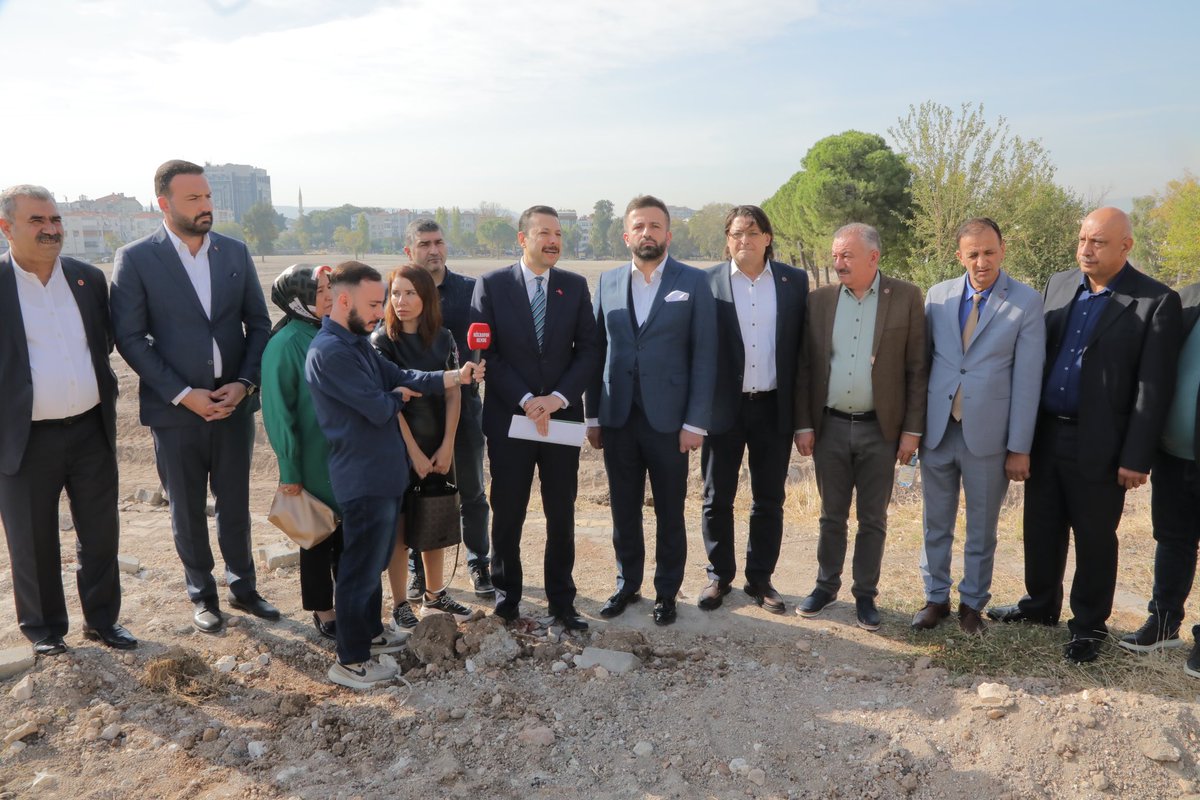 2) Biz de Ankara'da gerekli izinleri alıp, bir an önce Adnan Kahveci Caddesi'ni kesintisiz ulaşıma açalım. 

Ayrıca, haftasonları kurulan pazarı da, yolun üzerinden geçici olarak boş cezaevi arsasına alınmasını talep ederse, bu konuda da yardımcı olacağımızı ifade etmek isterim.