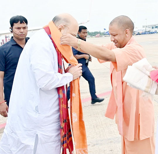 myogiadityanath's tweet photo. आज बाबा श्री विश्वनाथ जी की पावन नगरी में माननीय केंद्रीय गृह एवं सहकारिता मंत्री श्री अमित शाह जी का हार्दिक स्वागत और अभिनंदन किया।

@AmitShah https://t.co/xUs0TEVblv