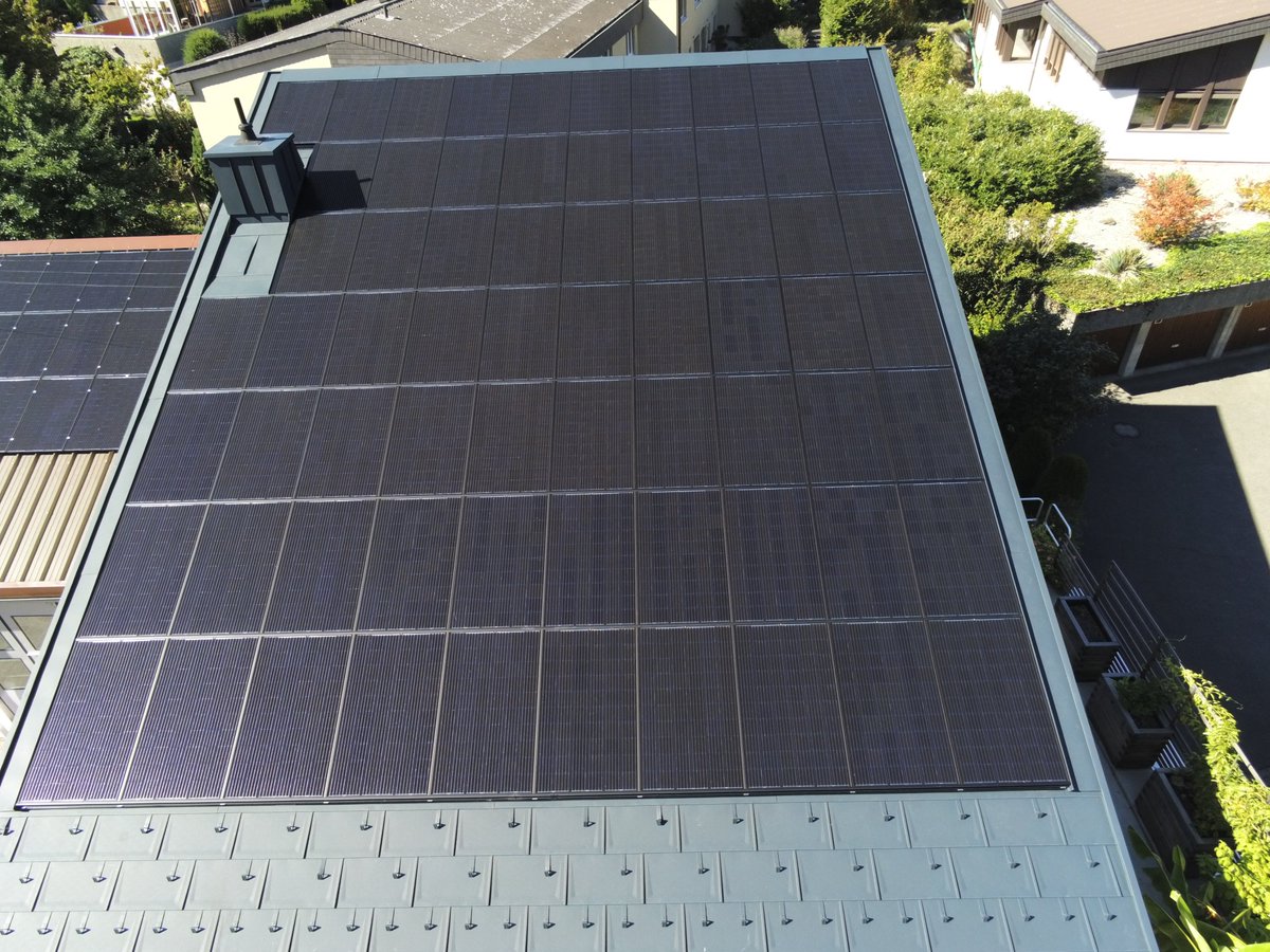Indach auf dem Wohnhaus mit Heckert Modulen in schwarz und aufdach auf der Werkstatt. Etwas über 35kWp.