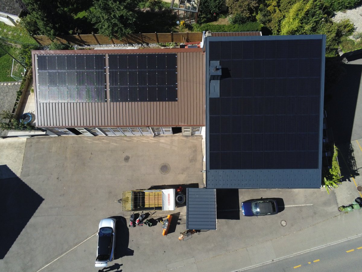 GmbhLowel's tweet photo. Indach auf dem Wohnhaus mit Heckert Modulen in schwarz und aufdach auf der Werkstatt. Etwas über 35kWp. https://t.co/K29JLRaq5k