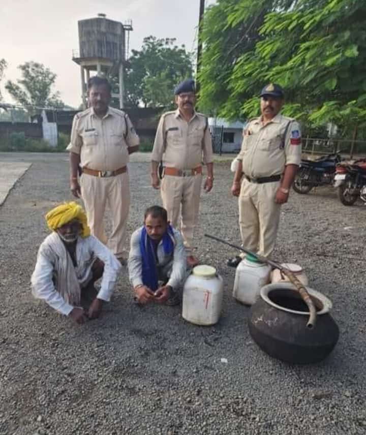 बहुत सराहनीय कार्य रतलाम पुलिस प्रशासन द्वारा, देश के सबसे बड़े शराब माफियों को पकड़ लिया है...यही दोनों प्रदेश और अन्य प्रदेशों में अवैध शराब की गाड़ियों को भरकर गांव गांव भेजते थे।
बधाई हो......