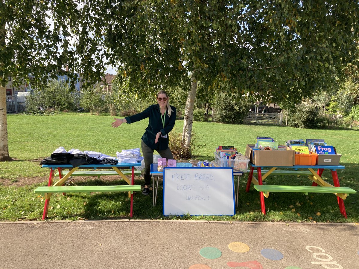 Every week we have been giving away old school reading books to our families and sharing bread donated by @sainsburys. #community #support #believeyoucan #allchildrenallbackgroundsallsucceeding #reading #costoflivingcrisis #believeyoucan