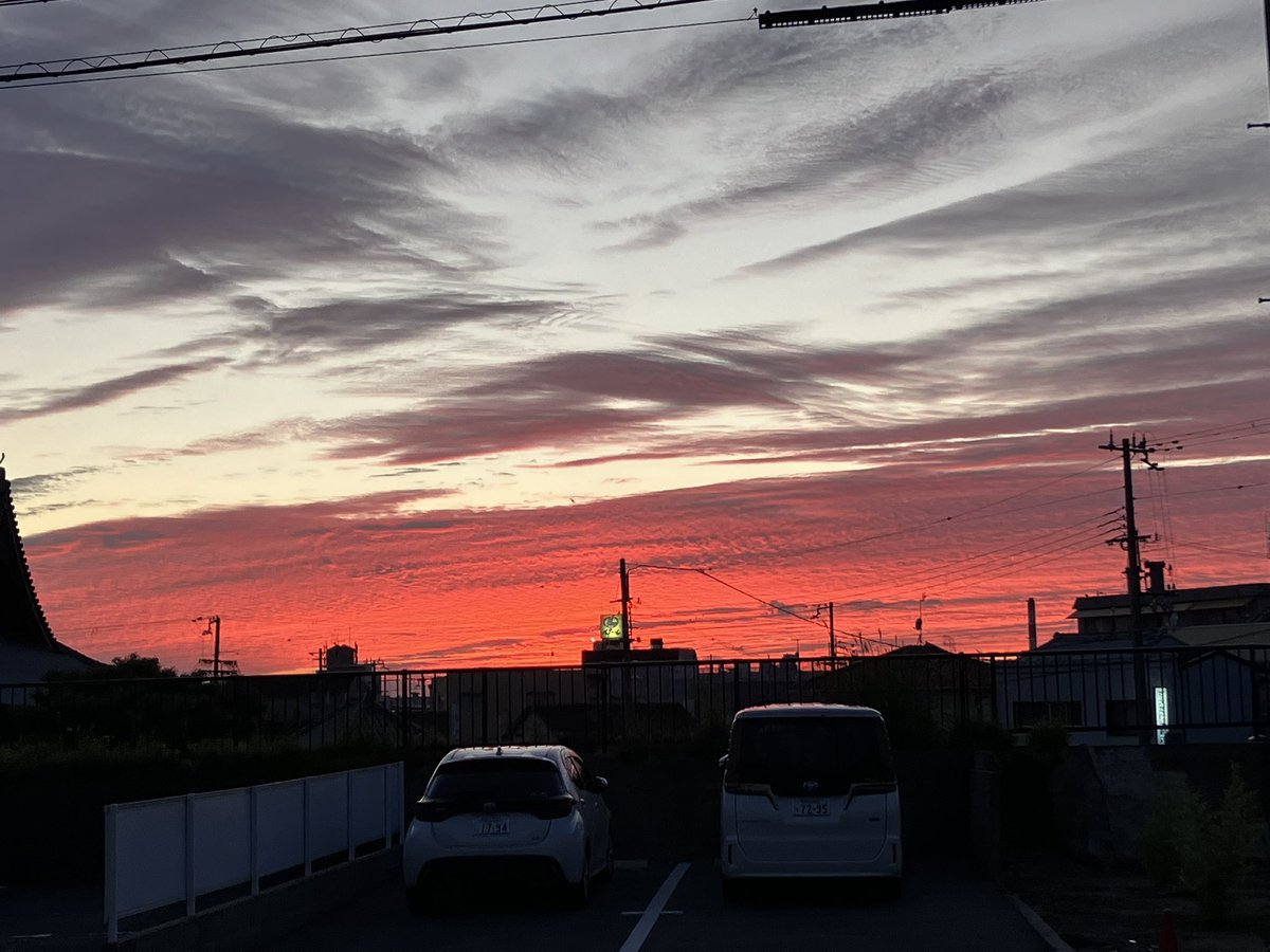 お疲れ様です！
駐車場から見る夕焼けに秋を感じます🍁

 #企業公式秋のフォロー祭り
