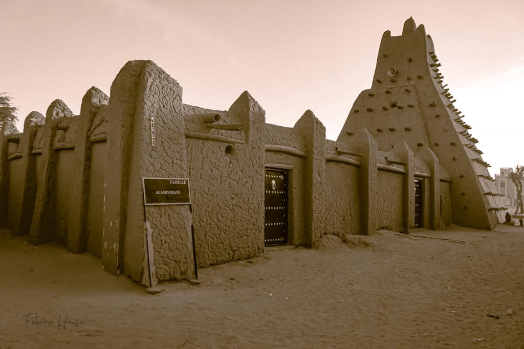UnescoBamako's tweet photo. Tel un tableau peint, la Mosquée de Sankoré à Tombouctou, classée @patrimoine_Mondial, se dresse sous une lumière naturelle.
Crédit photo : Tunbutu Woy
Unesco MALI
Ministère de la Culture
#culture https://t.co/vLOdeKXIGH