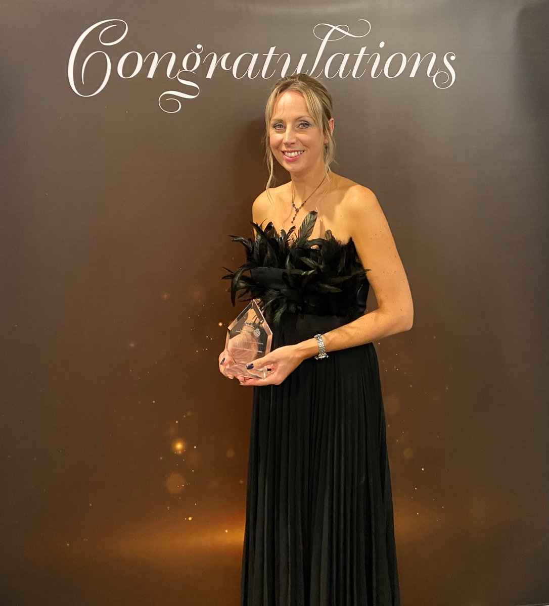 EMAS_SamanthaW's tweet photo. Back in the office temporarily whilst on maternity leave to accept my Chief Execs leadership award #EMASAwards @EMASNHSTrust Thank you π https://t.co/EGq87EMCnK