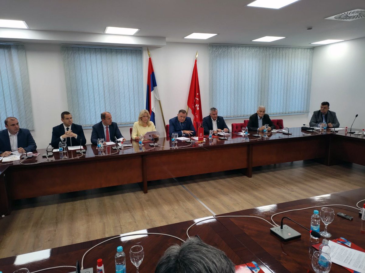 #Banjaluka У току је сједница Извршног комитета СНСД-а.

skr.rs/zk2H