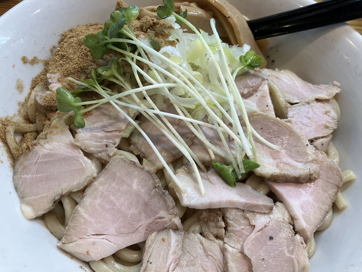 お昼に食べた新中野『澤神』のまぜそば😉
極太麺に醤油ダレと香味油、チャーシューと魚粉がたっぷりで美味い!
これまで食べたまぜそばの中でも上位入賞。食べ応えめっちゃあるので小盛りでも良さそう。
このつけ麺屋さん王道魚介豚骨だけでなくキャベツの甘酢漬けやカレーつけ麺など芸があって好き 