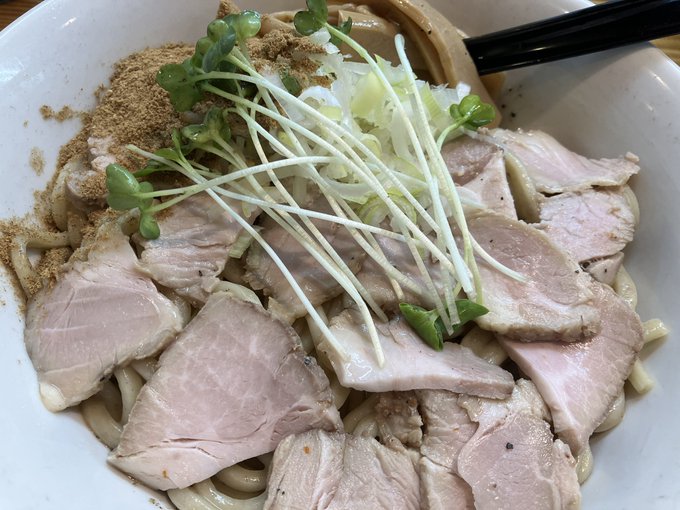 お昼に食べた新中野『澤神』のまぜそば😉
極太麺に醤油ダレと香味油、チャーシューと魚粉がたっぷりで美味い!
これまで食べたまぜそばの中でも上位入賞。食べ応えめっちゃあるので小盛りでも良さそう。
このつけ麺屋さん王道魚介豚骨だけでなくキャベツの甘酢漬けやカレーつけ麺など芸があって好き 