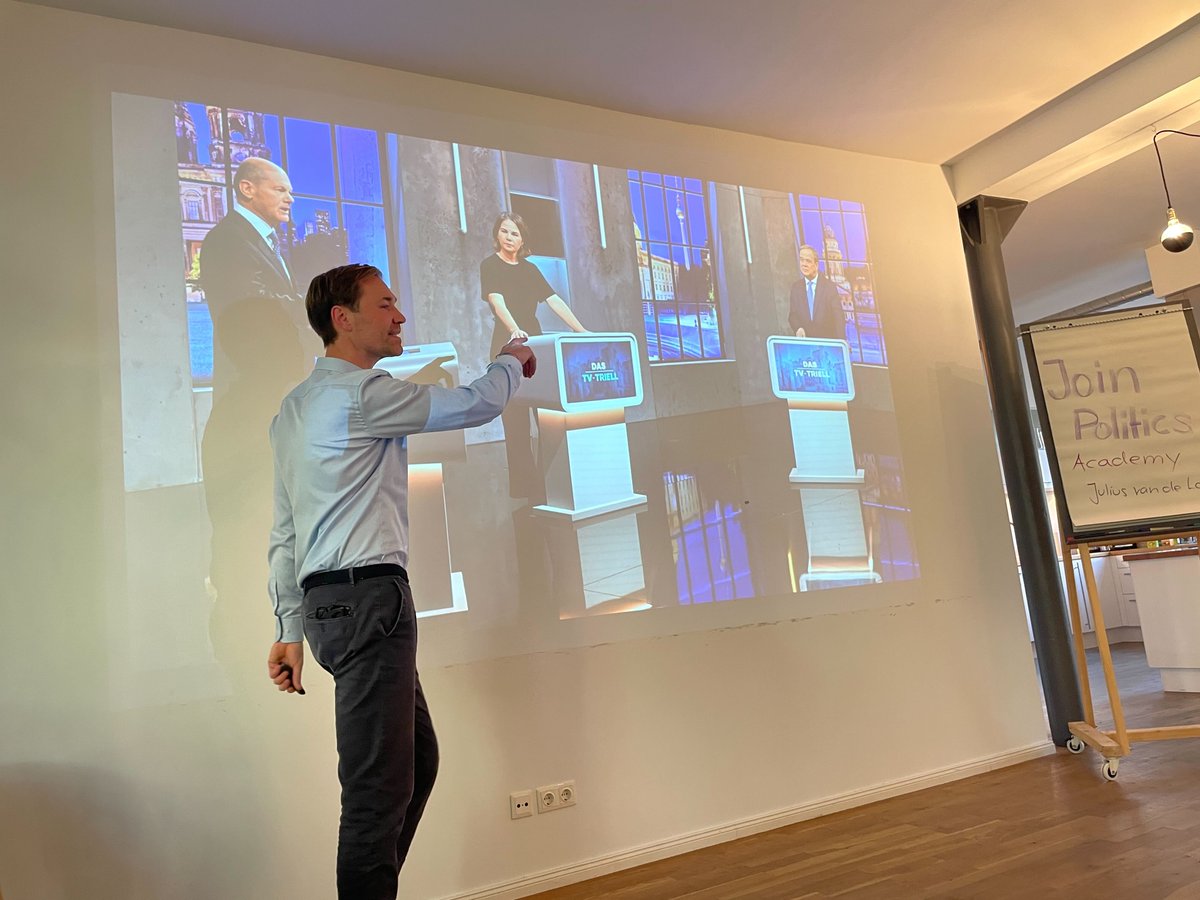 Das Bootcamp für die neuen Talente ist in vollem Gange. In den ersten Masterclasses geht viel um Kommunikation, u.a. mit <a href="/juliusvandelaar/">Julius van de Laar</a> zu Storytelling und @Nischwe zur Bedeutung der Strategie im politischen Campaigning. #JoinPolitics