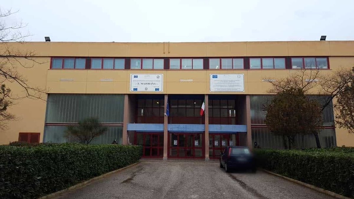 baritoday's tweet photo. Docente aggredito all'istituto Majorana: arrestato un 34enne https://t.co/i2w05TtbCq #Cronaca https://t.co/vyHTZ3rqaO