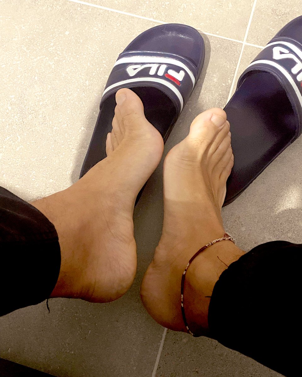 michael12762399's tweet photo. Buongiorno a tutti #feetfinder #feet #feetpicsforsales https://t.co/rlKn5E3YBa