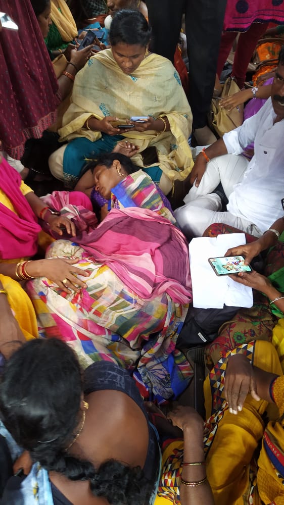 gnr_patel's tweet photo. సొమ్మసిల్లు పడిపోయిన మహిళా VRA కనికరించని పోలీసులు
ఇలాంటి చర్యలకు పాల్పడిన పోలీస్ వారికి ఇక నుండి ఎటు వంటి శాఖా పరమైన సహాయ నిరాకరణ చెయ్యాలి https://t.co/qNjO2yVIIG
