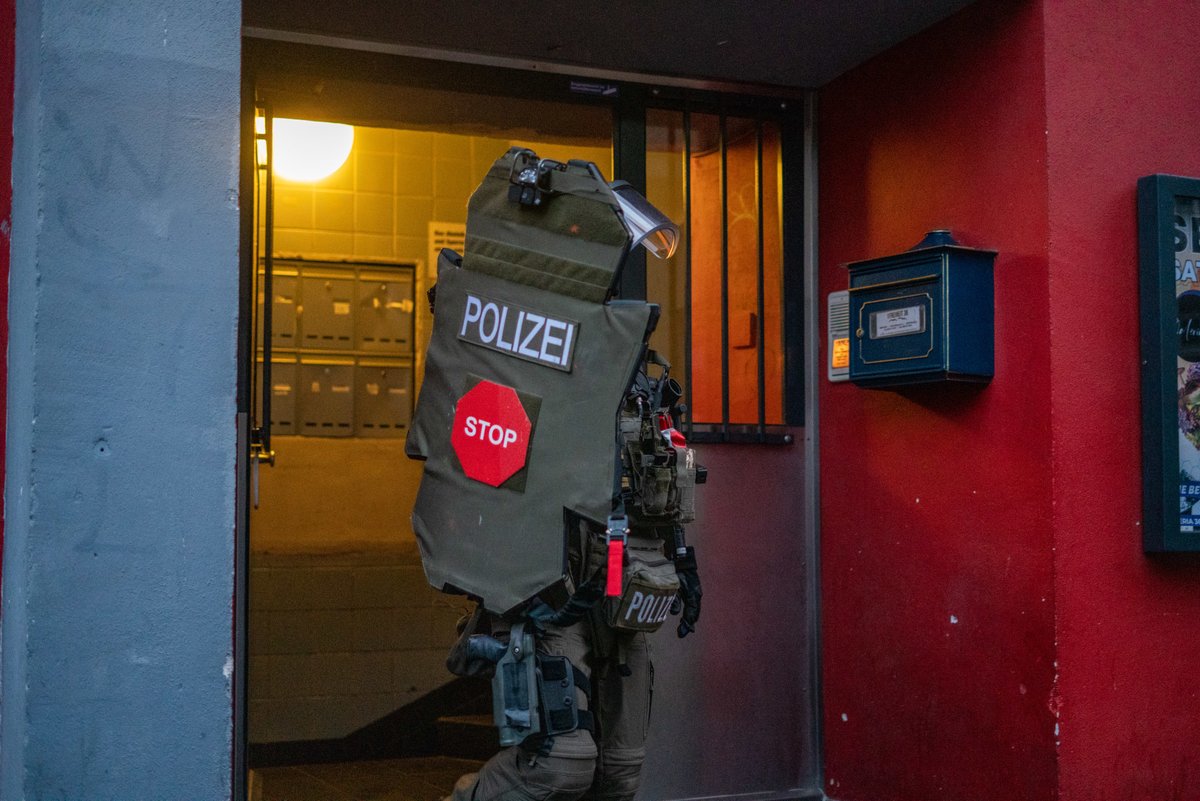 im #Hamburg: Frau gibt an Opfer einer #Vergewaltigung geworden zu sein. #SEK stürmt Wohnung in #StPauli in der #Schmuckstraße

FOTOS: BlaulichtNews

mopo.de/hamburg/polize…