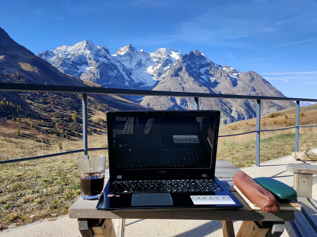 AmandineKhn's tweet photo. On poursuit avec un travail de veille sur les projets réalisés par la promotion précédente sur le thème #FloreSentinelle, avec un café ☕ et encore une fois la vue sur la #Meije 😍 #BestPlaceToWork https://t.co/SlMVjpSvif
