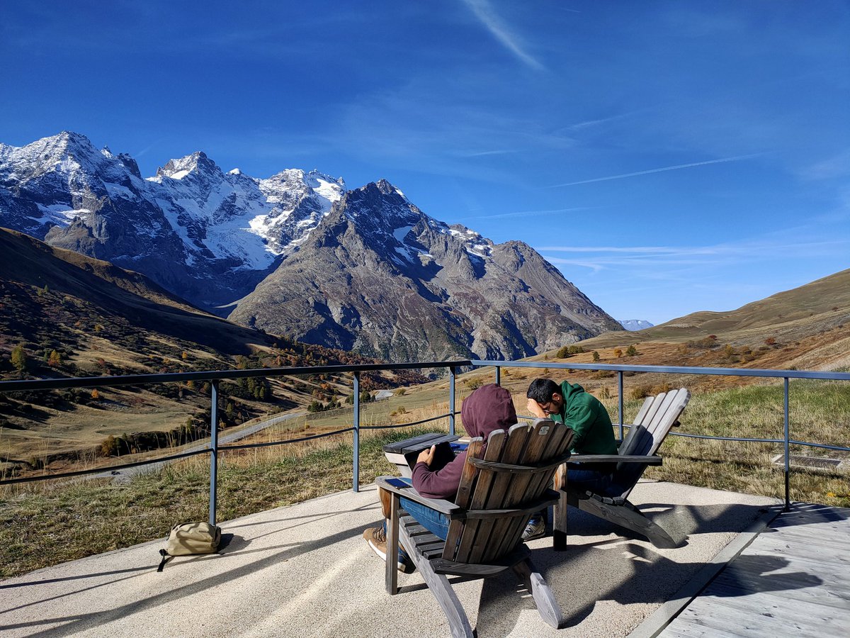 AmandineKhn's tweet photo. On poursuit avec un travail de veille sur les projets réalisés par la promotion précédente sur le thème #FloreSentinelle, avec un café ☕ et encore une fois la vue sur la #Meije 😍 #BestPlaceToWork https://t.co/SlMVjpSvif