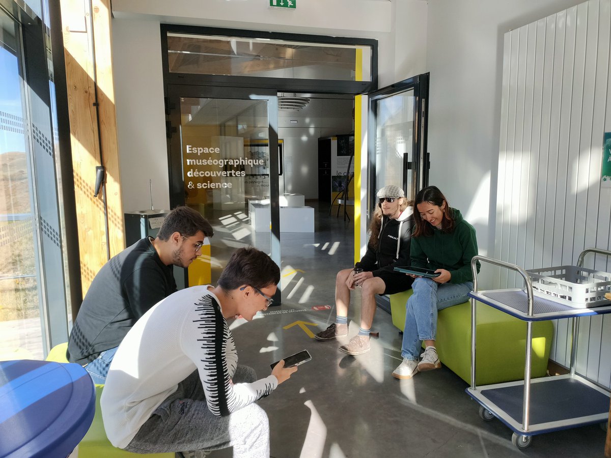 AmandineKhn's tweet photo. On poursuit avec un travail de veille sur les projets réalisés par la promotion précédente sur le thème #FloreSentinelle, avec un café ☕ et encore une fois la vue sur la #Meije 😍 #BestPlaceToWork https://t.co/SlMVjpSvif