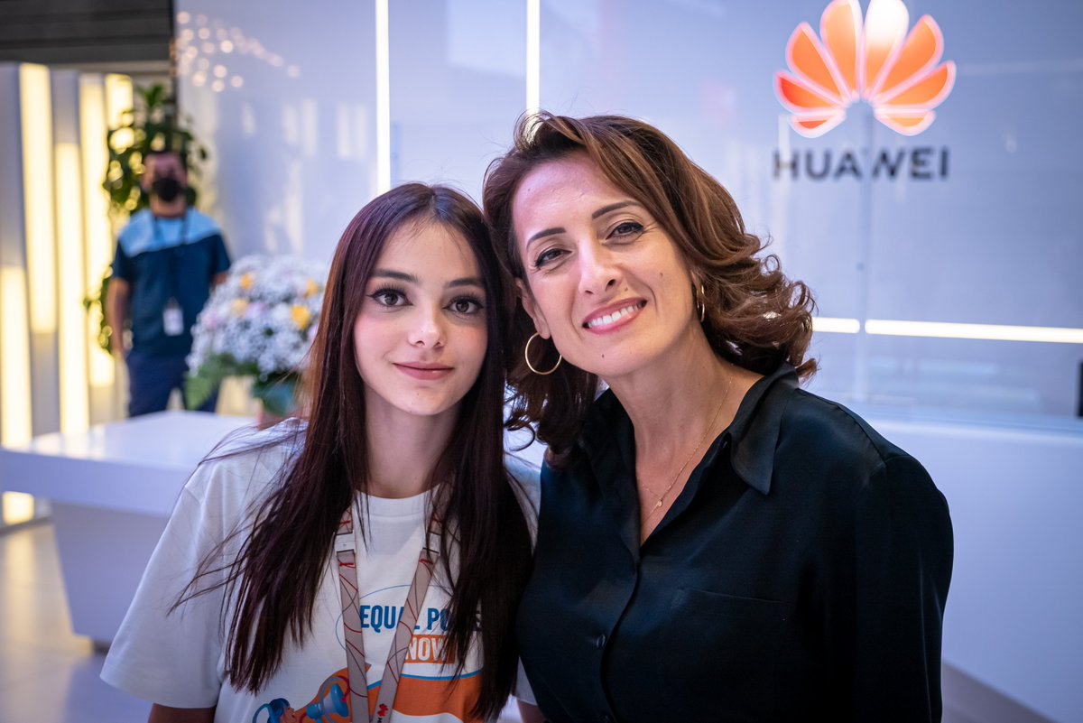 PlanInt_ES's tweet photo. 📣 Hoy las niñas y jóvenes toman el poder y reclaman cambios: #EqualPowerNOW

Victoria, de 18 años, ha sido la vicepresidenta de @HuaweiSpain por un día. Tomando el poder de @theresejamaa en este #DíaDeLaNiña. https://t.co/Ged6H7VVSS