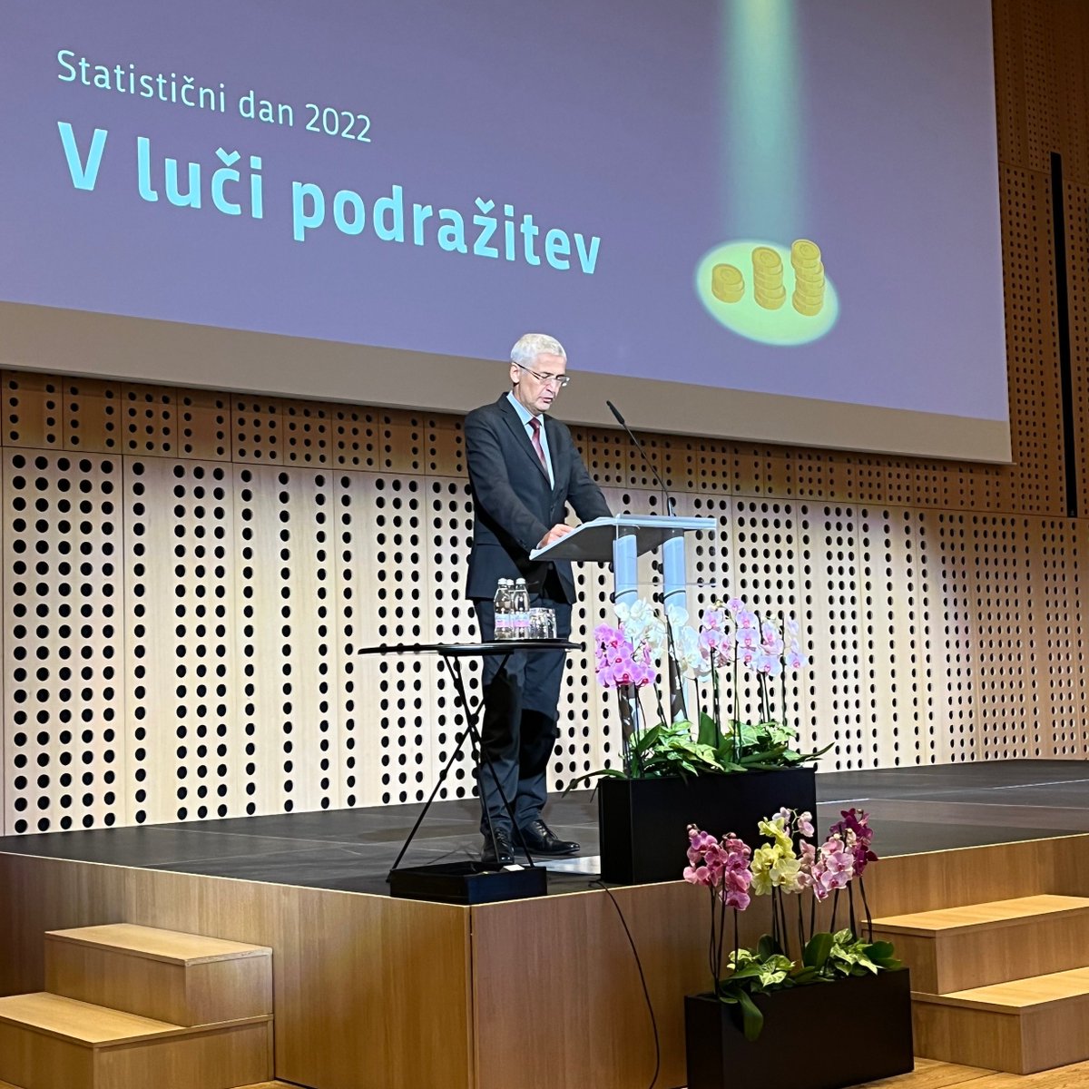 StatSlovenija's tweet photo. Jožef Bradeško, viceguverner @BankaSlovenije, je v uvodnem nagovoru poudaril, da je kakovost podatkov o inflaciji je velik izziv. #StatDanBrdo https://t.co/Shp6rWZF2C