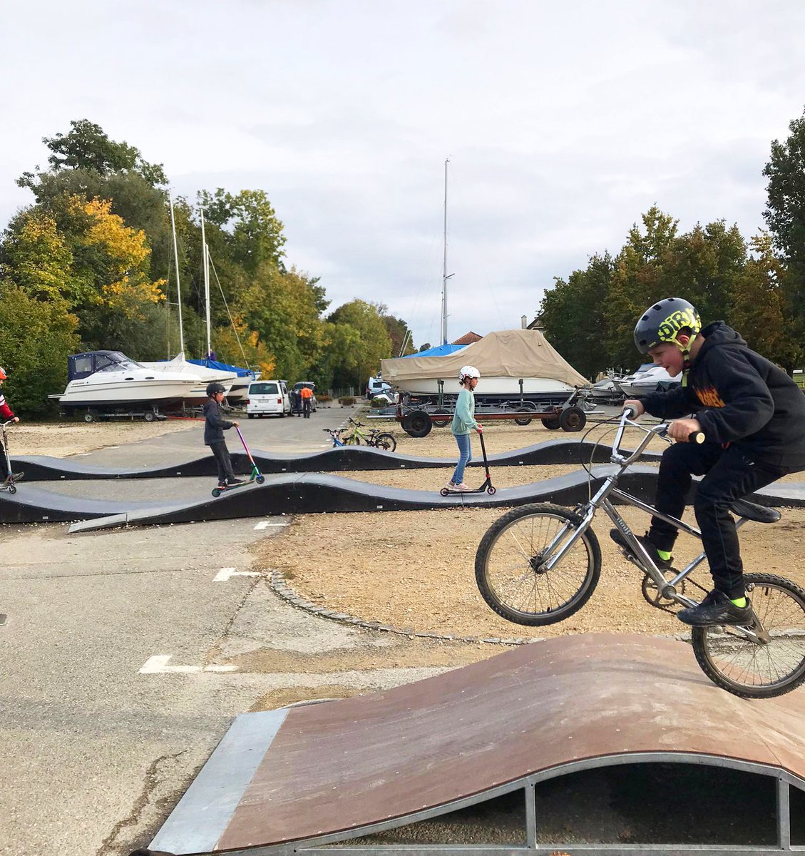 AnneeVelo's tweet photo. Le #pumptrack a trouvé ses nouveaux quartiers à Cudrefin durant tout le mois d'octobre.
Venez défier ses bosses et virages à vélo avec vos amis !
Plutôt cool cette Année du Vélo ?
https://t.co/M1zOyvbwYL https://t.co/8pEqqkOmxr