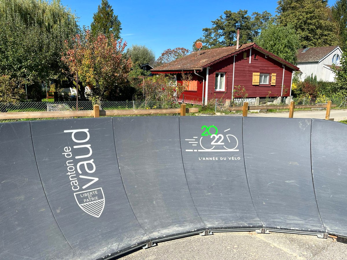 AnneeVelo's tweet photo. Le #pumptrack a trouvé ses nouveaux quartiers à Cudrefin durant tout le mois d'octobre.
Venez défier ses bosses et virages à vélo avec vos amis !
Plutôt cool cette Année du Vélo ?
https://t.co/M1zOyvbwYL https://t.co/8pEqqkOmxr